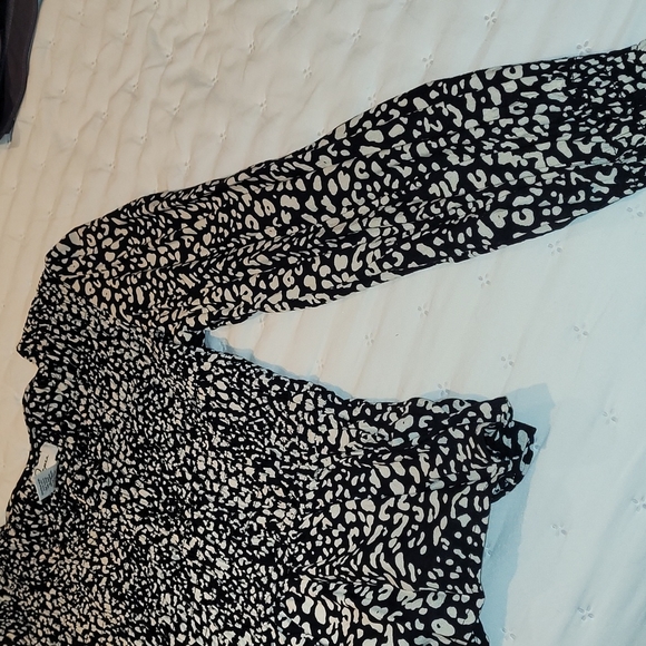 Black and White Blouse - Picture 3 of 4